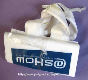 Άσπρες μεγάλες μίας χρήσης πλαστικές τσάντες αγορών με τις λαβές