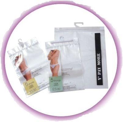 Οι πολυ τσάντες απόδειξης νερού με τις κρεμάστρες/γάντζος και φερμουάρ κλειδώνουν για το εσώρουχο/το ένδυμα των ατόμων