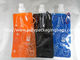 Οι πορτοκαλιές/μπλε πλαστικές τσάντες νερού στέκονται επάνω τη σακούλα με τη συσκευασία σωλήνων