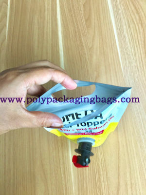 Άγρια στάση πετρελαίου σολομών κοτόπουλου που συσκευάζει επάνω την τσάντα με τη βαλβίδα πεταλούδων το /Spigot