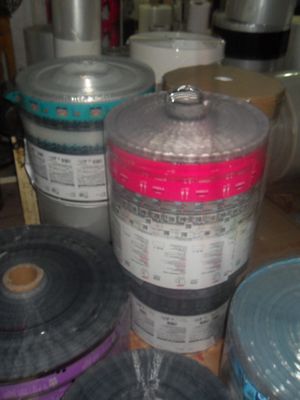 Το παπούτσι γεμίζει τους αυτόματους συσκευάζοντας ρόλους πλαστικών ταινιών με το επί παραγγελία σχέδιο για τις μετζεσόλες